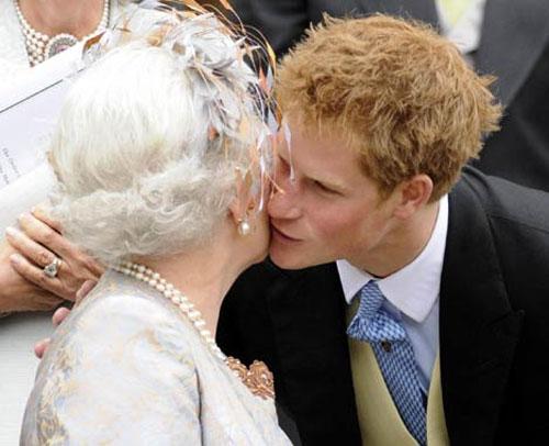 Внук британской королевы женился на канадке