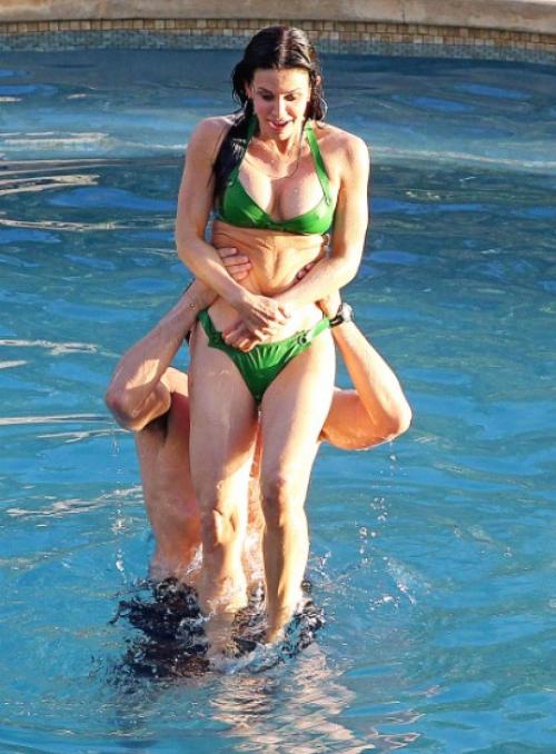 Звезды за 50, которым не стыдно появиться на пляже