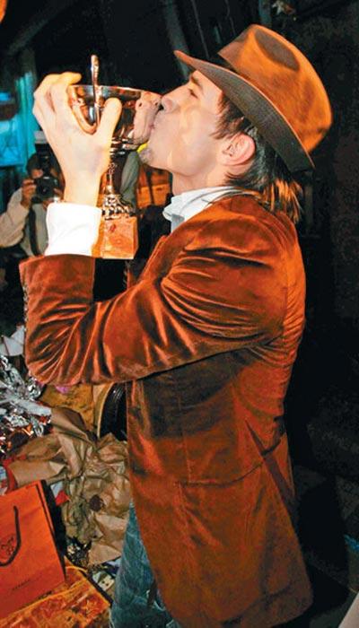 Стриптиз Билана конкурировал с эротикой Баскова