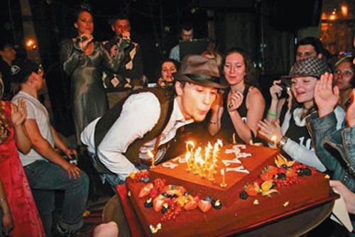 Стриптиз Билана конкурировал с эротикой Баскова