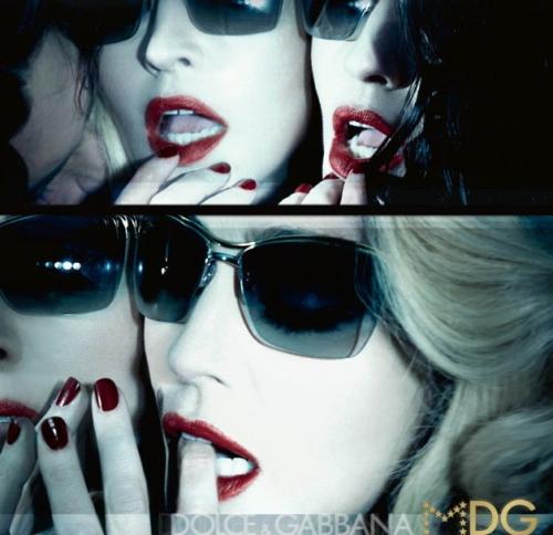 Мадонна снялась в откровенных позах для рекламы очков