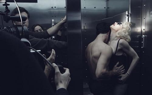 Мадонна снялась в откровенных позах для рекламы очков