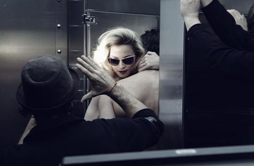 Мадонна снялась в откровенных позах для рекламы очков