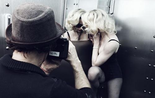 Мадонна снялась в откровенных позах для рекламы очков