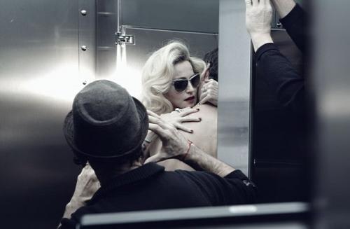 Мадонна снялась в откровенных позах для рекламы очков