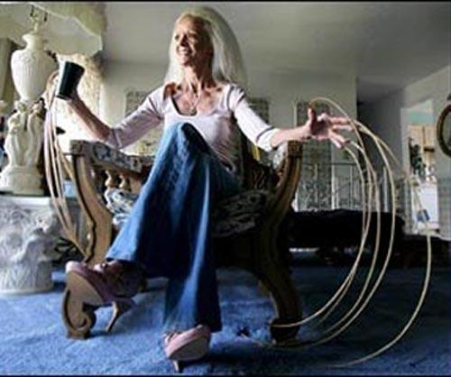 Дама отрастила 8-метровые ногти!