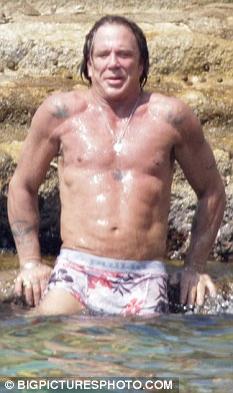 Микки Рурк искупался с таинственной незнакомкой