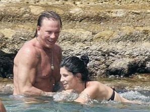 Микки Рурк искупался с таинственной незнакомкой