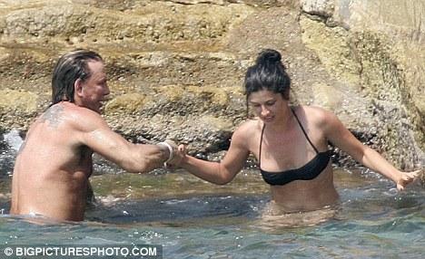 Микки Рурк искупался с таинственной незнакомкой