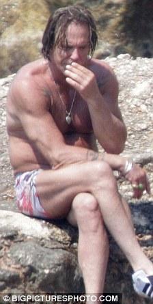 Микки Рурк искупался с таинственной незнакомкой