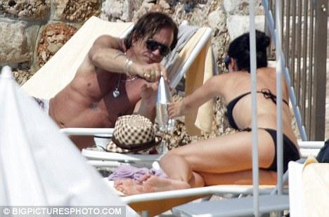 Микки Рурк искупался с таинственной незнакомкой