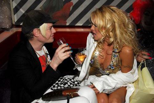 Памела Андерсон воспела телом «поп-люкс», «панк-гламур» и «кич-блеск»