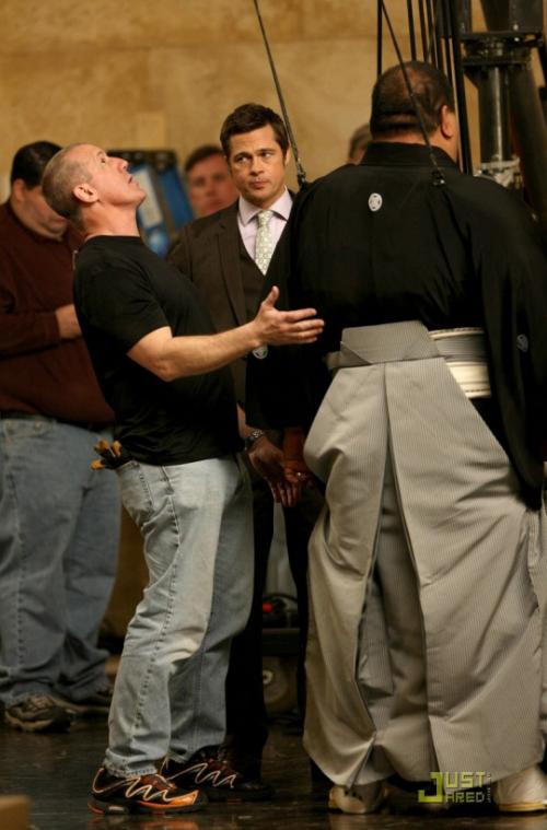 Брэд Питт  носил сумоиста на руках