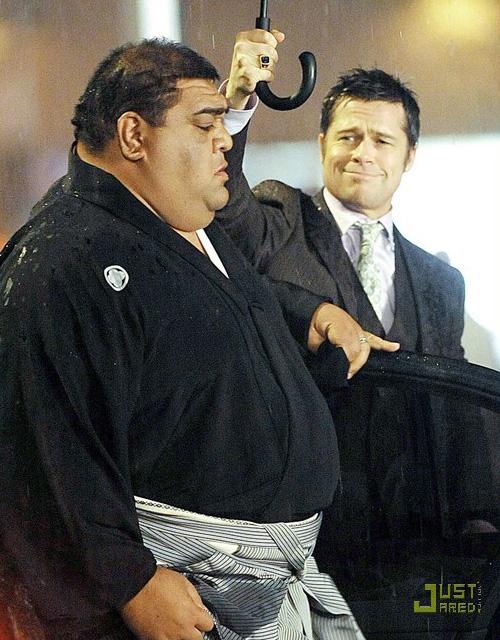 Брэд Питт  носил сумоиста на руках