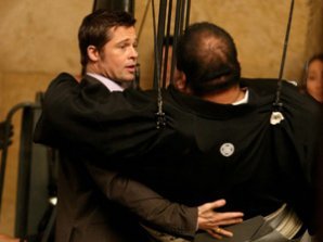 Брэд Питт  носил сумоиста на руках