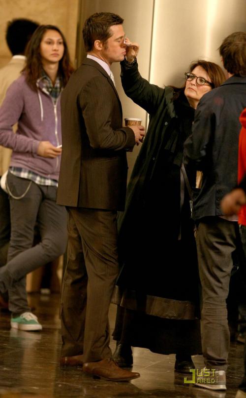 Брэд Питт  носил сумоиста на руках