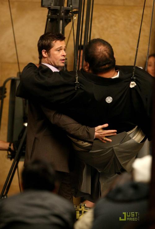 Брэд Питт  носил сумоиста на руках