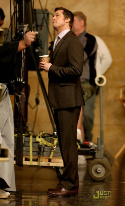 Брэд Питт  носил сумоиста на руках