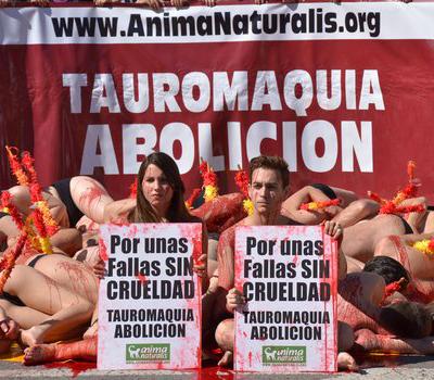 Экзотический протест против убийства быков