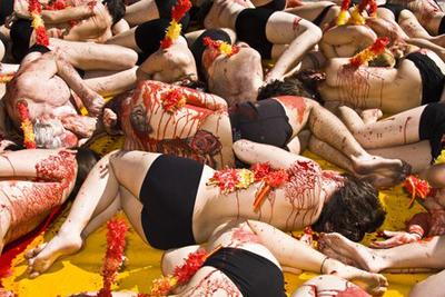 Экзотический протест против убийства быков