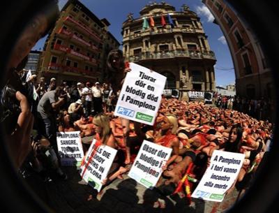 Экзотический протест против убийства быков