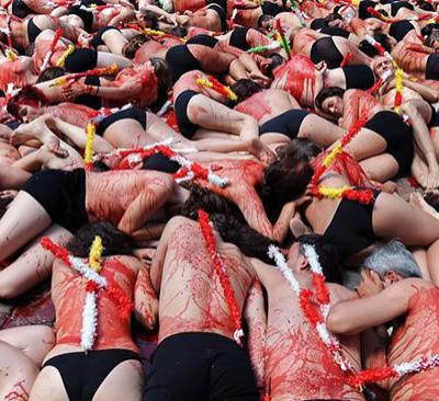 Экзотический протест против убийства быков