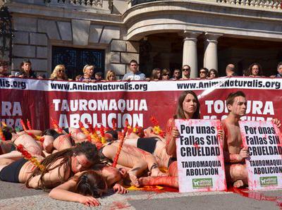 Экзотический протест против убийства быков