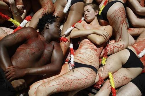 Экзотический протест против убийства быков