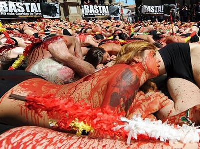 Экзотический протест против убийства быков