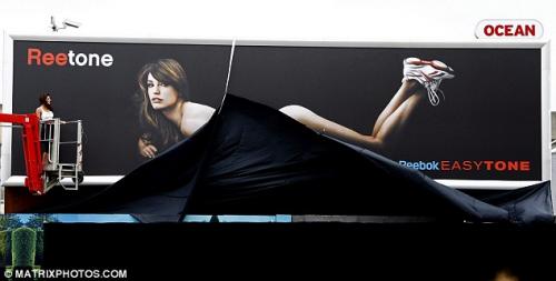 Келли Брук снялась в голой рекламе