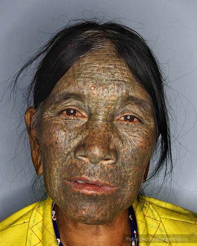 Татуированные лица женщин из Бирмы