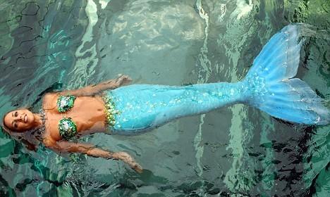 В южнокорейском аквариуме  завелись русалки-снегурочки, а в Сиднее просто русалка