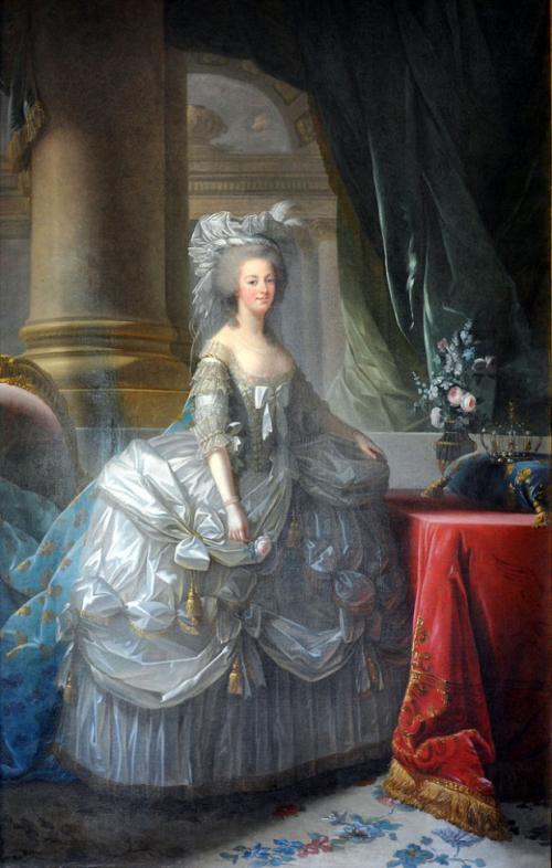 Мария-Антуанетта, королева Франции:Наступив на ногу палачу, который вёл её на эшафот, королева с достоинством произнесла: «Прошу извинить меня, мсье. Я не нарочно».