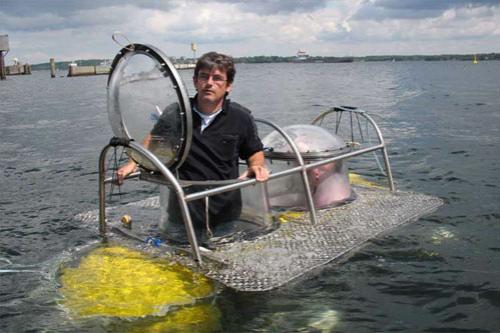 Михаил П. построил подводную лодку