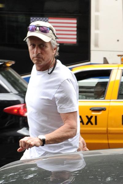 Майкл Дуглас, победивший рак, показался на публике