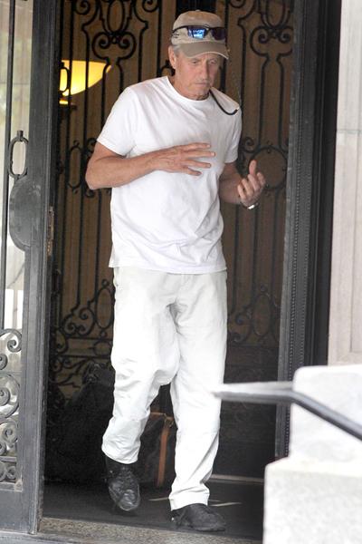 Майкл Дуглас, победивший рак, показался на публике