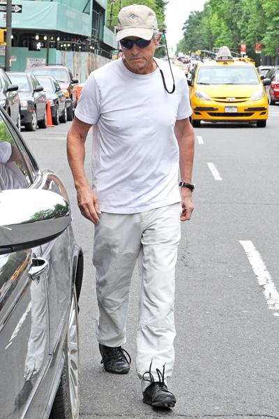 Майкл Дуглас, победивший рак, показался на публике