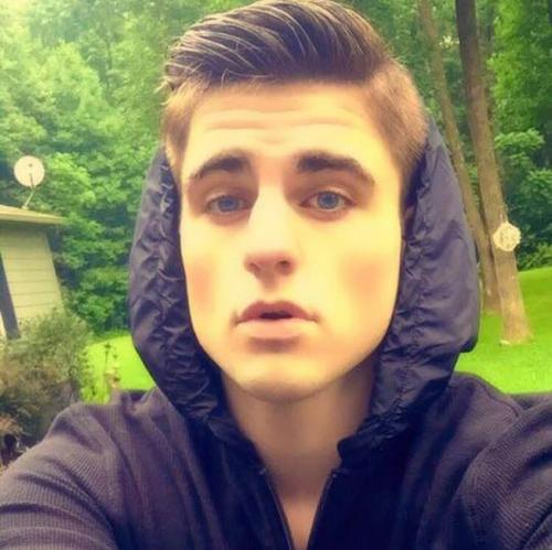 В результате травли парень сбросил 76 кг и теперь выглядит как модель