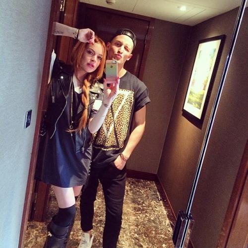 Съедобная нога и селфи бровей: что публикуют звезды в Instagram