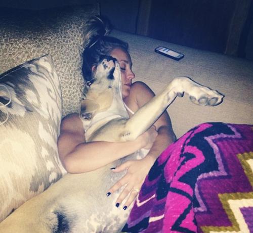 Съедобная нога и селфи бровей: что публикуют звезды в Instagram