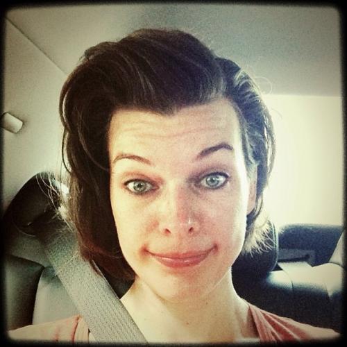 Съедобная нога и селфи бровей: что публикуют звезды в Instagram