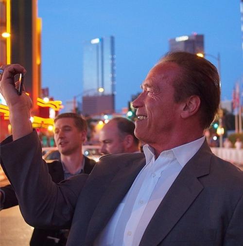 Съедобная нога и селфи бровей: что публикуют звезды в Instagram