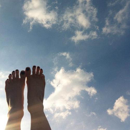 Съедобная нога и селфи бровей: что публикуют звезды в Instagram