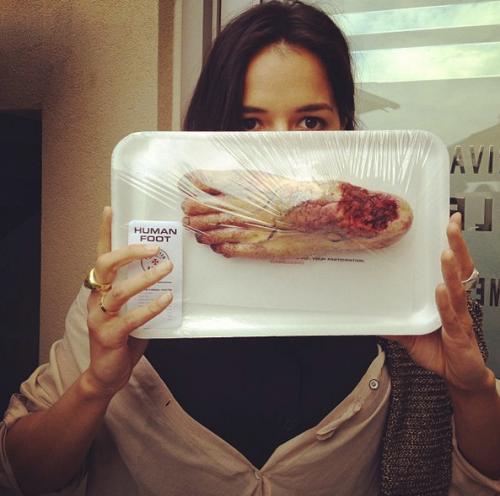 Съедобная нога и селфи бровей: что публикуют звезды в Instagram