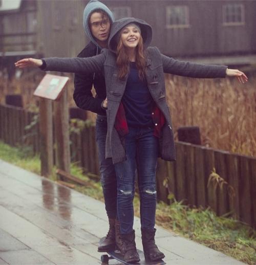 Съедобная нога и селфи бровей: что публикуют звезды в Instagram