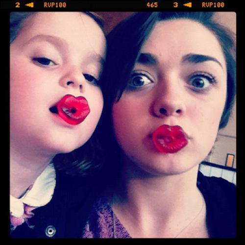 Съедобная нога и селфи бровей: что публикуют звезды в Instagram