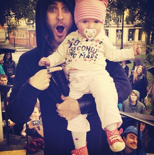 Съедобная нога и селфи бровей: что публикуют звезды в Instagram