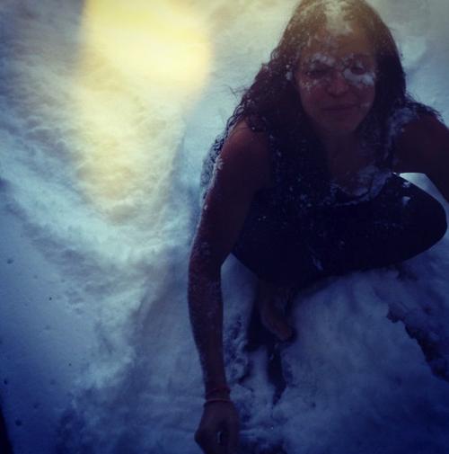 Съедобная нога и селфи бровей: что публикуют звезды в Instagram