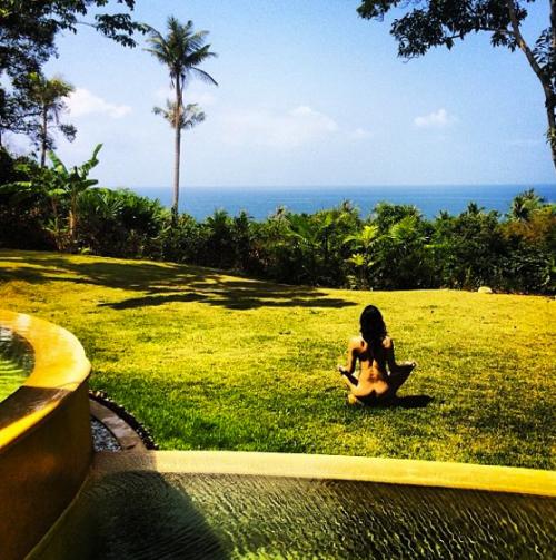 Съедобная нога и селфи бровей: что публикуют звезды в Instagram