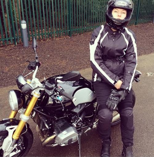 Съедобная нога и селфи бровей: что публикуют звезды в Instagram